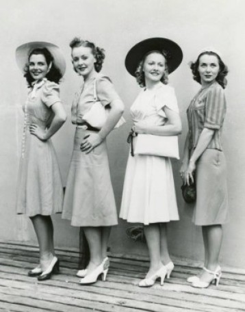 1940s-day-dresses-womebn1-300x383